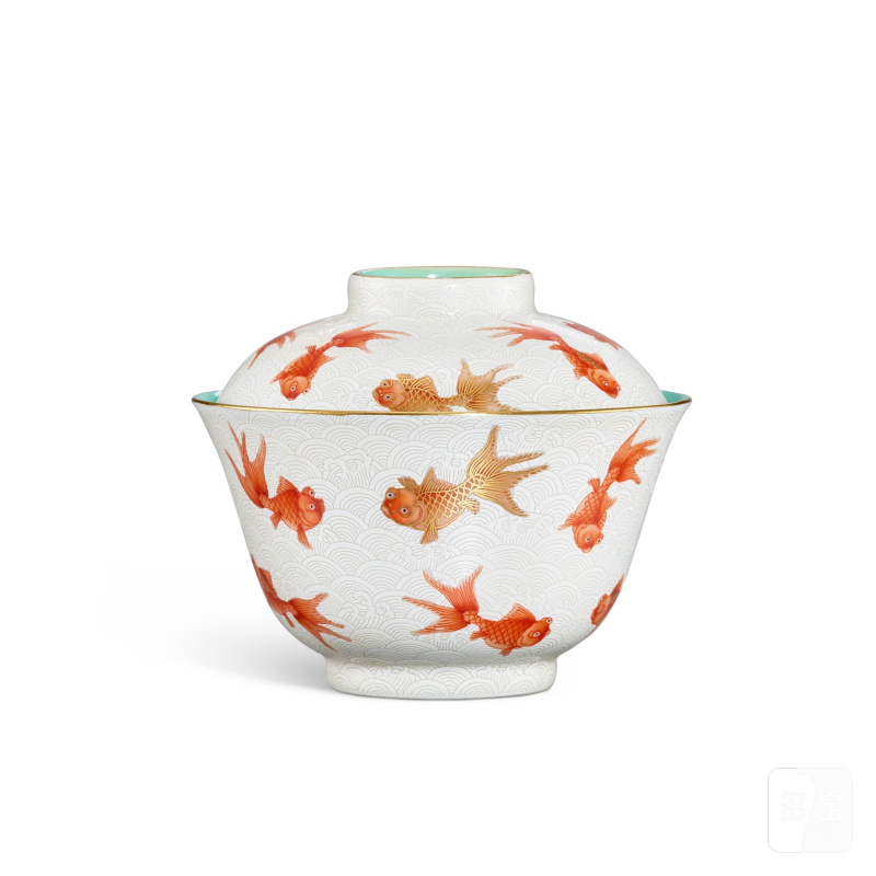 A white-ground sgraffiato iron-red and gilt-decorated 'fish' cup and cover, Marks and period of Daoguang | 清道光 白地軋道礬紅描金金玉滿堂蓋碗 《大清道光年製》款 - 图1